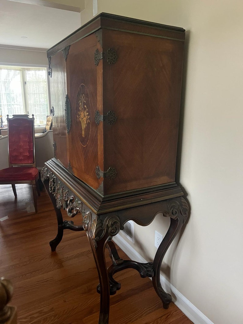 Vintage 1920s Marquetry Inlaid Georgian Style Carved 2 Door Cabinet image 4