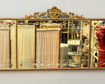 Espejo antiguo de madera dorada, cristal grabado con motivos florales, espejo de tocador de tres paneles estilo Hollywood Regency.
