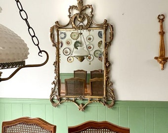 Vintage gouden wandspiegel in barokstijl, rococo-bladontwerp