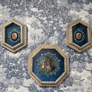 Vintage Rococo-konstset: Hexagonala beige ramar, blå sammetsporträttväggkonst