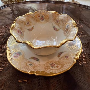 Antike französische Limoges-Porzellanschüssel befestigte einteilige Schüssel-Untertasse handbemalte Rosen & Goldvergoldungs-Servierplatte befestigtes Untertablett