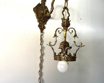 Aplique de pared de bronce antiguo ornamentado con motivo de llave griega, elegante iluminación decorativa de estilo barroco, pieza decorativa vintage con pátina para el hogar.
