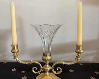 Centrotavola vintage in ottone stile francese con candelabro e vaso in vetro tagliato.
