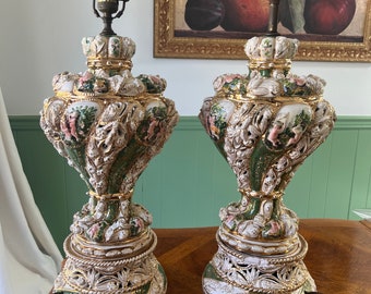 Paar porseleinen Cherubijn-lampen in Italiaanse barokstijl met de hand beschilderd verguld rococo-ontwerp ondertekend Brunocrafts tafelverlichting accentdecoratie
