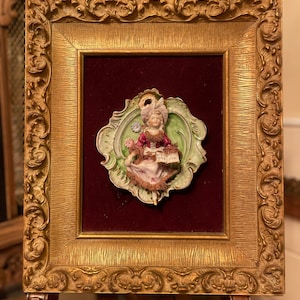 Targa da muro antica in porcellana raffigurante una coppia in rilievo, con cornice dorata e supporto in velluto, stile vittoriano, rococò francese, decorazione con statuetta, idea regalo romantica.