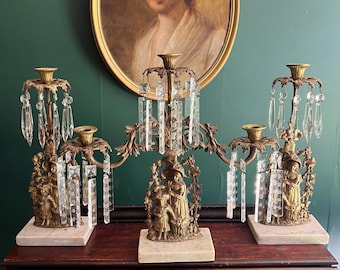 Set antico di 3 candelieri vittoriani in bronzo con girandola, figura in cristallo ornato, base in marmo, metà del 1800.