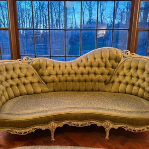Antikes Französisches Louis XV-Art Tufted Canapé Antikes Französisches Sofa Verzierter Geschnitzter Rahmen Neu Polsterung Louis XV-Stil Circa 1900er Jahre Luxuriöses Sofa