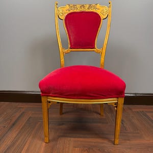Fauteuil Louis XVI - Tissu Rouge Damassé, Bois Doré à La Feuille D'or - France XIXe