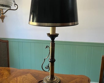 Vintage hoge zwart en goud messing tafellamp. Bouillottelamp