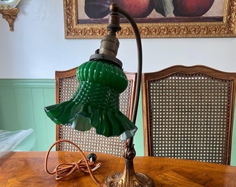 アンティーク アールデコ グリーン ラッフル ガラス シェード テーブル アンティーク アールデコ グリーン ラッフル ガラス シェード テーブル