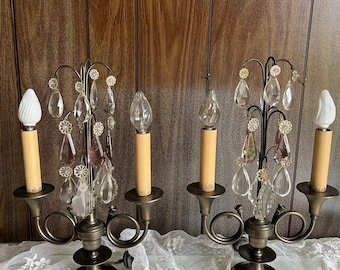 Vintage kristalldroppe elektrisk kandelabrar par eleganta franska bordslampor mässingsfot chic belysning accent romantisk inredning uttalande