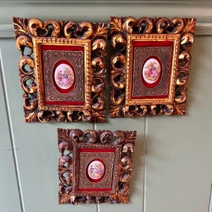 Wandkunst 1950er Jahre Barock Fragonard umwerbendes Paar Porzellan Cameo Art Plaque Rokoko Stil Gold verzierter Rahmen romantisch Vintage Dekoration