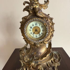 Vintage Cherub Table Clock Gilded Brass Frame Antique French Design Decorative Mantel Timepiece Crystal Accents Elegant Classic Home Decor