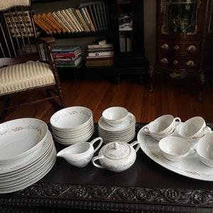 Vintage Wentworth Fine China Golden Scroll Dinnerware Set Elegant Floral Pattern Fine Porcelain Service Tea Soup Plates Cups Bowls Tray