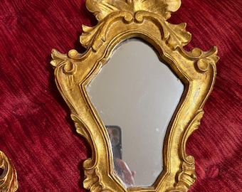 Petit miroir mural ovale de style baroque, cadre doré et doré, verre vieilli, accent rococo antique, décoration vintage d'inspiration italienne