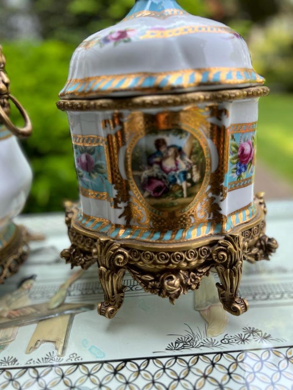 Vintage Keksdose aus Porzellan, mit vergoldetem pastoralen Design und Messingdetails
