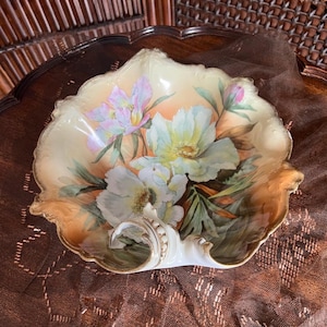 Antike handbemalte Floral-Porzellanschale mit gewelltem Rand Weißgold-Akzent-Jugendstildekorativer Herzstück französischer Stil-Chic-Dekoration