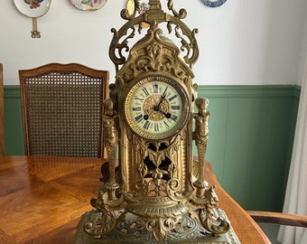 Reloj de repisa de latón francés antiguo, estilo rococó, pieza decorativa, diseño elegante, estado de funcionamiento, decoración declarada, tesoro coleccionable