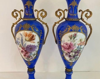 Antike Französische Kobalt-Blaue Porzellanvasen Paar Blumen Urnen Vergoldete Bronze Griffe Victorian Home Decor Elegantes Sammlerstück Vitrinenstück
