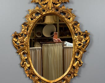 Specchio da parete vintage dorato, specchio rococò decorato, stile barocco Hollywood Regency, cornice intagliata con motivi floreali.