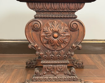 Tavolino antico con piedistallo in legno intagliato, piano in marmo nero, complemento d'arredo vittoriano.