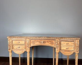 Escritorio neoclásico francés vintage con tablero de espejo envejecido, detalle de cinta tallada y patas acanaladas.