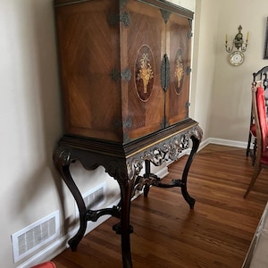 Vintage 1920s Marquetry Inlaid Georgian Style Carved 2 Door Cabinet image 5