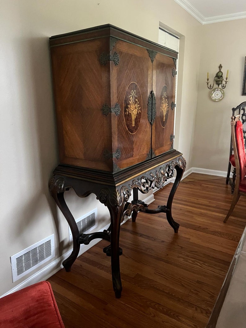 Vintage 1920s Marquetry Inlaid Georgian Style Carved 2 Door Cabinet image 5