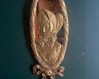 Antiker ovaler Wandspiegel mit viktorianischem Frauenporträt und Band an der Unterseite