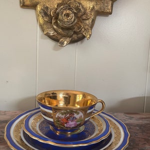 Vintage Set mit 3 Blue & Gold Trim Froganard Design Sammlertasse Untertassen Teller