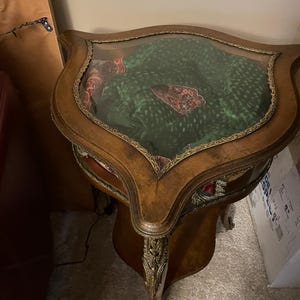 Vintage Glas Vitrine Elegante Messingverzierung Antike Geschwungene Beine Dekorative Curio Regal Glas Aufbewahrung Schaukasten Klassisches Akzentstück
