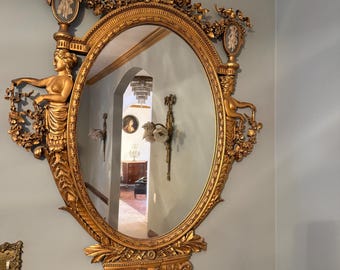 Antyczne francuskie pozłacane wypukłe lustro, neoklasycystyczna urna i figurki kobiece