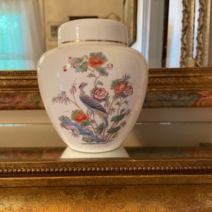Vintage Wedgewood Floral Design kleine vaas met deksel. Gemaakt in Engeland.5.8"5"