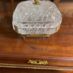 Vintage Kristallglas Schmuckschatulle Messing Akzente Antike dekorative Schmuckhalter Handgefertigte Elegante Lagerung Geschenkidee Zeitlose Glaswaren