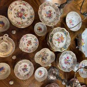 Vintage Duitse porseleinen borden met netvormige borden kommen theekop set handgeschilderde bloemen verguld porselein collectie elegant tafeldecor