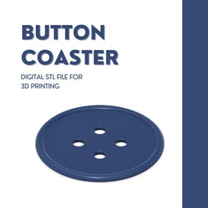 Könnte beinhalten: Ein marineblauer, knopfförmiger Untersetzer mit vier Löchern. Der Text "BUTTON COASTER" steht über dem Untersetzer, darunter "DIGITAL STL FILE FOR 3D PRINTING". Das Design befindet sich auf weißem Hintergrund mit einem vertikalen marineblauen Streifen.