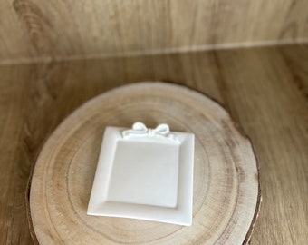 Vassoio quadrato in jesmonite fatto a mano con fiocco: decorazione minimalista per la casa