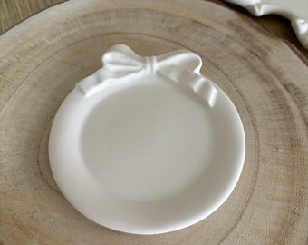 Vassoio rotondo in jesmonite fatto a mano: decorazione minimalista con fiocco