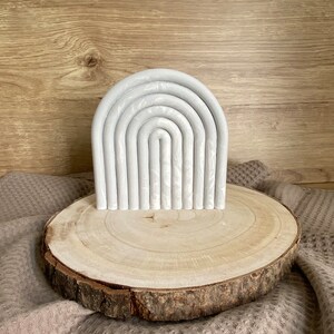 Ozdoba łukowa z jesmonitu: ręcznie robiony wystrój boho z efektem marmuru