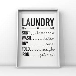 Op de afbeelding: Zwart-witte print met een was-thema met de tekst "LAUNDRY" bovenaan en een lijst met was taken met humoristische deadlines: "SORT...Tomorrow", "WASH........later", "DRY...........soon", "FOLD........maybe", "IRON......get real".