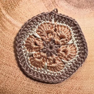 PDF directions to make an African Flower Hexagon. Step by step tutorial.  You can make bags, animals, birds, blankets etc.  Motif for craft