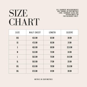 Puede incluir: Una tabla de tallas de ropa con medidas en cent&iacute;metros. Muestra tallas desde XXS hasta 3XL, con medidas de contorno de pecho, largo y manga. El texto indica que las medidas son aproximadas y solo sirven de gu&iacute;a.