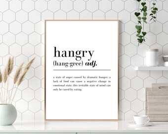 Könnte beinhalten: Ein schwarz-weißer druckbarer Wandkunstdruck mit der Definition des Wortes "hangry". Die Definition lautet: "Ein Zustand der Wut, der durch starken Hunger verursacht wird: Ein Mangel an Nahrung kann eine negative Veränderung des emotionalen Zustands verursachen: Dieser gereizte Gemütszustand kann nur durch Essen geheilt werden."