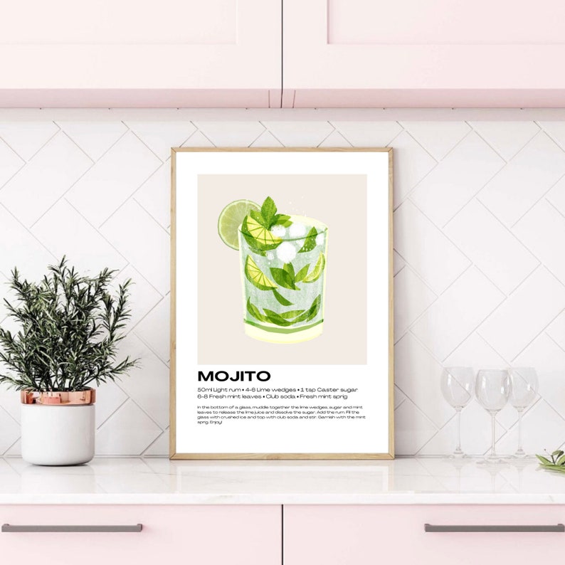 Puede incluir: Un p&oacute;ster imprimible con una ilustraci&oacute;n de acuarela de un c&oacute;ctel mojito. El p&oacute;ster tiene un fondo beige y el texto "MOJITO" en negro. La receta de un mojito se enumera debajo de la ilustraci&oacute;n: 50 ml de ron blanco 4-6 gajos de lima 1 cucharadita de az&uacute;car granulada 6-8 hojas de menta fresca Soda club Rama de menta fresca