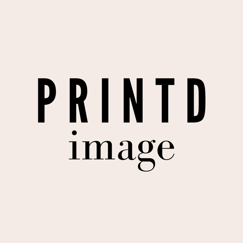 Puede incluir: La imagen presenta las palabras "PRINTD" e "image" en negro y en negrita. La palabra "PRINTD" est&aacute; encima de la palabra "image". El fondo es de color beige claro s&oacute;lido.
