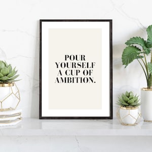 Puede incluir: Una impresión enmarcada en negro con fondo blanco y texto negro que dice "SÉRVETE UNA TAZA DE AMBICIÓN."