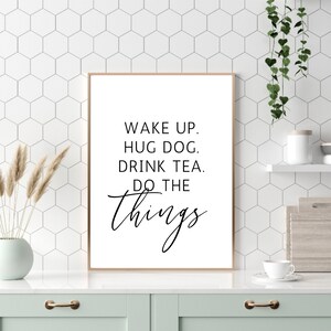 Wakker worden knuffel hond drinken thee print, thee offerte print, thee prints, keuken muur print, decor van het huis, hond eigenaar cadeau, muur print, hond print