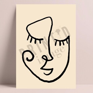 Pu&ograve; includere: Un disegno in bianco e nero di un viso con gli occhi chiusi e un sorriso. Il viso &egrave; disegnato in uno stile minimalista con linee semplici.