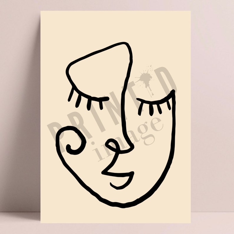 Pu&ograve; includere: Un disegno in bianco e nero di un viso con gli occhi chiusi e un sorriso. Il viso &egrave; disegnato in uno stile minimalista con linee semplici.