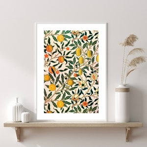 K&ouml;nnte beinhalten: Ein Vintage- botanischer Druck mit einem sich wiederholenden Muster aus gr&uuml;nen Bl&auml;ttern, orangefarbenen und gelben Fr&uuml;chten und rosa Bl&uuml;ten auf cremefarbenem Hintergrund.